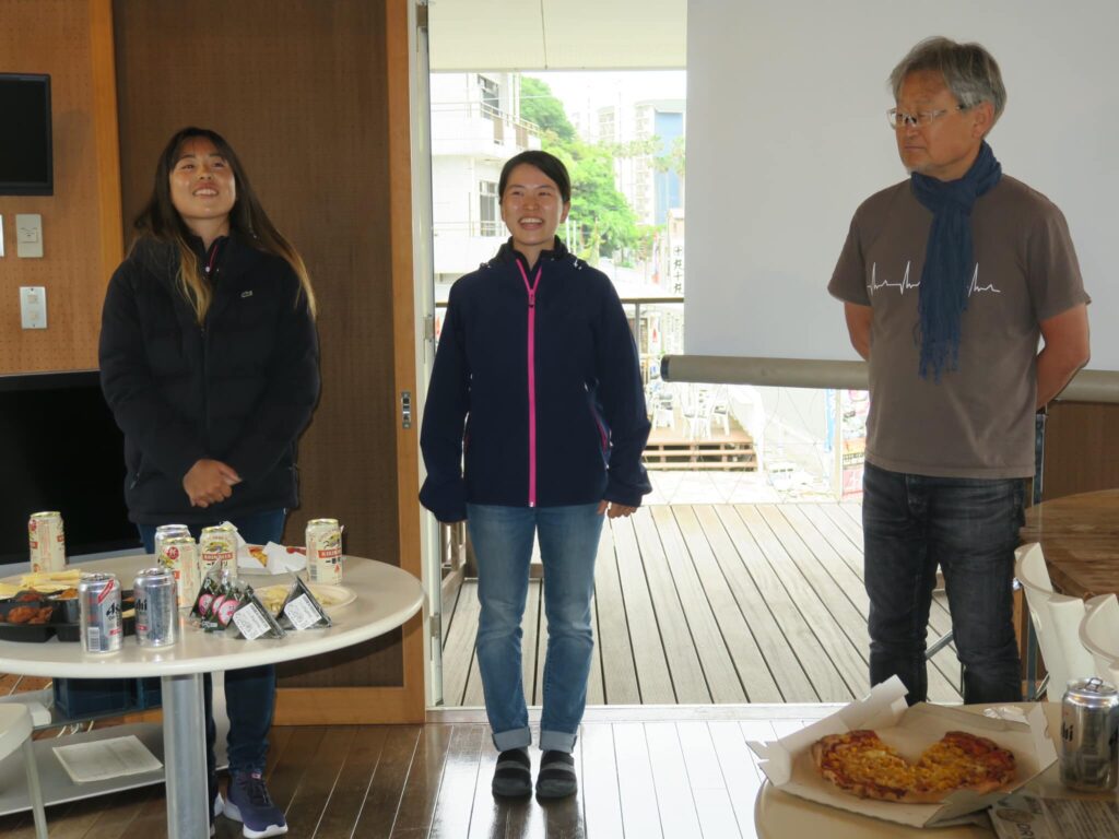 向かって左から宇田川、吉富、北田(関根 照久様撮影@小網代ヨットクラブ)